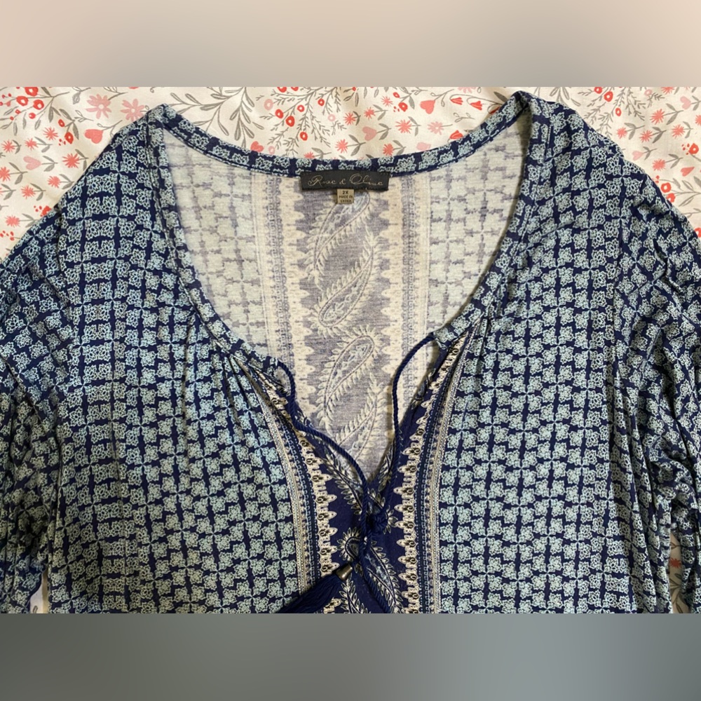 Great Cool Top With Pattern And Long Sleeves. Gre… - image 1